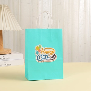 Sacchetto regalo in carta kraft verde menta con manici bianchi e adesivo Happy Birthday