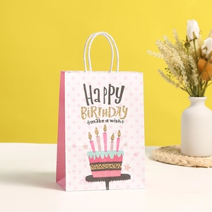 Sacchetto regalo rosa Happy Birthday con illustrazione di torta e manici in corda