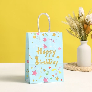 Sac cadeau bleu clair Joyeux Anniversaire avec lettrage doré et motifs de fête