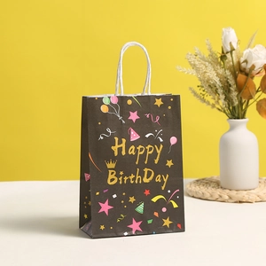 Sac cadeau noir élégant Happy Birthday avec lettrage doré et motifs de ballons colorés