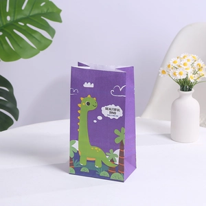 Sac cadeau en papier kraft violet avec dinosaure mignon sur bureau avec décor floral