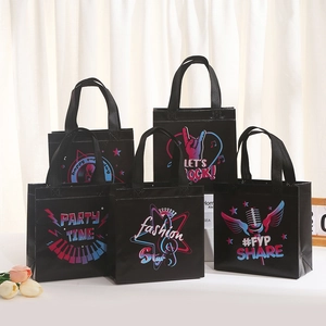 Details von fünf schwarzen Vlies-Geschenktüten mit lebendigen Neon-Musikmotiven