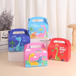 Détail des boîtes cadeaux dinosaures avec poignées en bleu, rose et rouge en carton blanc
