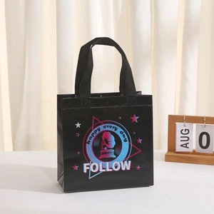Detailansicht einer schwarzen Vliestasche mit Neon-Grammophon-Druck und Sternmotiven