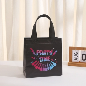 Detailansicht einer schwarzen Geschenk-Tragetasche mit buntem PARTY TIME Aufdruck