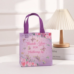 Detail der lila Geschenktasche mit Rosenmustern, Schmetterlingen und Dankeschön-Text