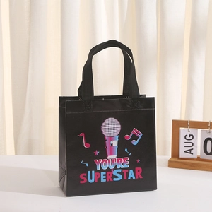 Detail der schwarzen Vlies-Geschenktüte mit buntem Mikrofondruck und Superstar-Text