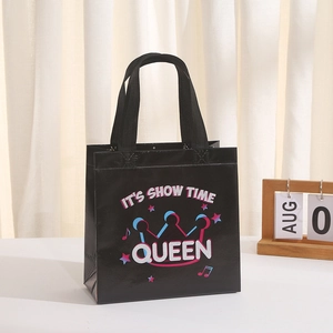 Detail einer schwarzen Vlies-Tragetasche mit It's Show Time Queen Aufdruck und Krone