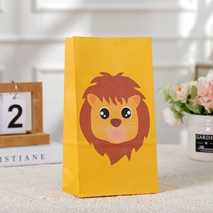 Détail du sac cadeau en papier jaune avec un lion mignon et bordure en zigzag
