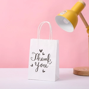 Détail du sac cadeau en papier blanc avec impression noire Thank You et petit cœur