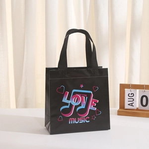 Detail einer schwarzen Geschenktüte aus Vliesstoff mit buntem Love Music Aufdruck