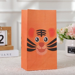 Détail du sac cadeau en papier kraft orange avec un motif de tigre mignon