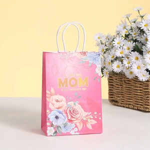 Sacchetto regalo rosa per la Festa della Mamma con fiori e manici intrecciati bianchi