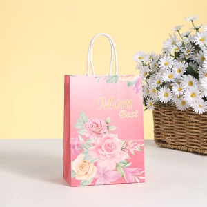Sacchetto regalo in carta a fiori rosa con scritta Mom Best per la festa della mamma