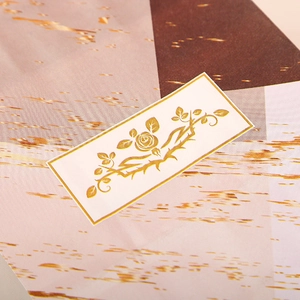 Edle Marmormuster Kraftpapiertüte mit elegantem goldenem Blumenlogo und Griffen