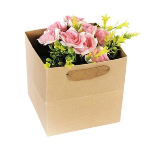 Quadratische braune Geschenktüte aus Kraftpapier mit Textilgriff und dekorativen Rosen