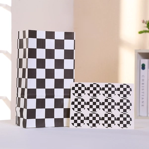 Détails de sacs cadeaux en papier kraft à damier avec autocollants de scellage assortis