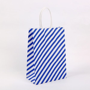 Bolsa de regalo vertical de papel kraft con rayas diagonales azules y blancas y asas blancas