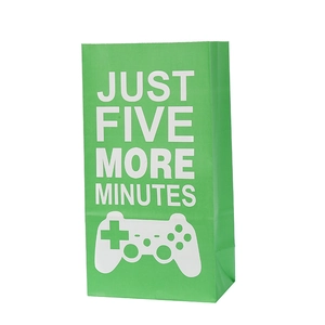 Détail du sac cadeau en papier vert avec slogan de jeu et icône de manette blanche