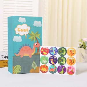 Détail du sac cadeau dinosaure mignon et de ses autocollants ronds assortis