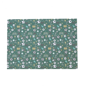 Papel de regalo verde de fútbol con estampados de balones y trofeos para regalos