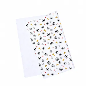 Papel de regalo minimalista con temática de fútbol, trofeos y balones en fondo blanco