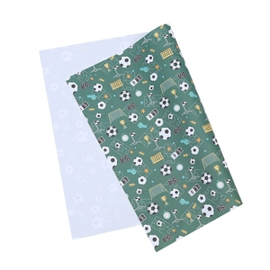 Papel de regalo tema fútbol verde con estampados de trofeos y silbatos deportivos
