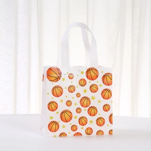 Sac cadeau blanc en intissé avec motifs de basket et étoiles pour fêtes sportives