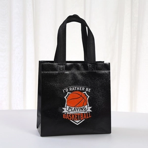 Détail de l'impression basket et du bord pressé à chaud sur le sac cadeau noir
