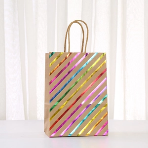 Sac cadeau en papier kraft brun avec rayures métalliques colorées et poignées