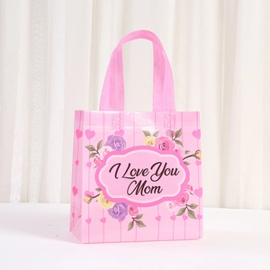 Dettaglio del sacchetto regalo rosa per la festa della mamma con stampa floreale I Love You Mom