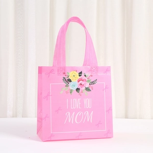 Dettaglio della borsa regalo rosa in TNT con fiori e testo I LOVE YOU MOM