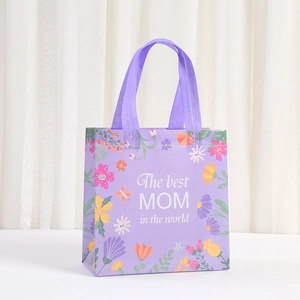 Dettaglio della borsa lilla in TNT con stampe floreali e scritta Best MOM In The World