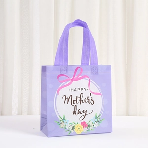 Sacchetto regalo per la festa della mamma in tessuto viola con fiori e testo a tema