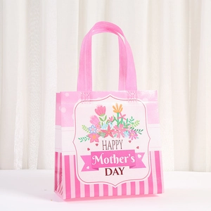 Sacchetto regalo per la festa della mamma rosa e bianco con motivi floreali e strisce