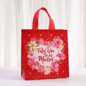 Red non-woven Mother's Day gift bag with floral heart pattern and Spanish text