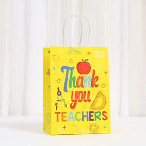 Détail du sac cadeau en papier jaune avec imprimé Thank You Teachers et anses solides