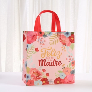 Pink Mother's Day non-woven gift bag with floral patterns and Spanish text Feliz Día de la Madre