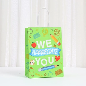 Sac cadeau en papier kraft vert avec impression WE APPRECIATE YOU et motifs scolaires