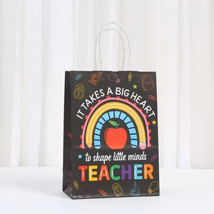 Sac cadeau noir pour enseignant avec arc-en-ciel de crayons colorés et dessin de pomme