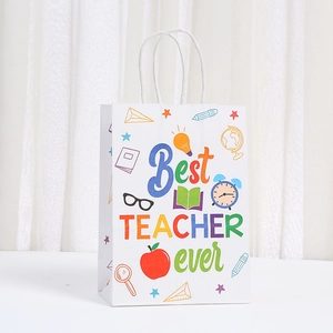 Détail du sac cadeau en papier blanc avec imprimé Best Teacher Ever et icônes scolaires