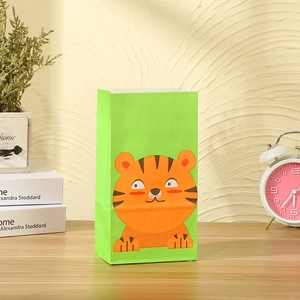 Sacchetto regalo in carta kraft verde con simpatica illustrazione di tigre per bambini