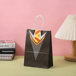 Detalle de bolsa de regalo Harry Potter Gryffindor en papel kraft con asas blancas