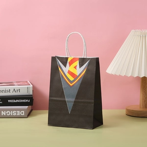 Bolsa de regalo de papel negro con diseño de corbata Gryffindor y asas de cuerda blanca