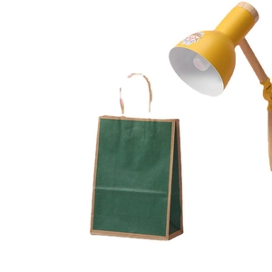 Sacchetto regalo in carta kraft verde scuro con bordo marrone e manici a treccia
