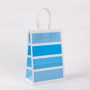 Vertikale Geschenktüte aus Kraftpapier mit blauen Streifen und weißen Kordelgriffen