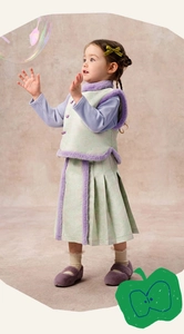 Detalle de conjunto de invierno estilo chino para niña con chaleco verde y pelo sintético