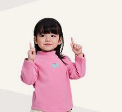 Dettaglio della maglia termica rosa a maniche lunghe per bambini con fiocco blu