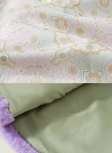 Detalle de tela jacquard floral tradicional con ribete y forro de piel sintética púrpura