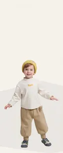 Dettaglio della felpa crema per bambini con motivi e pantaloni sportivi camel